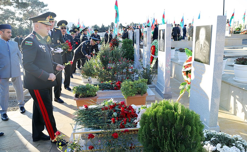 Azerbaijan Defense Ministry’s military personnel visit Second Alley of Martyrs