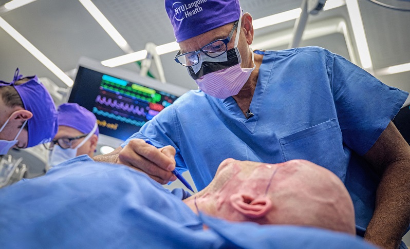Surgeons performs the world’s first eye transplant