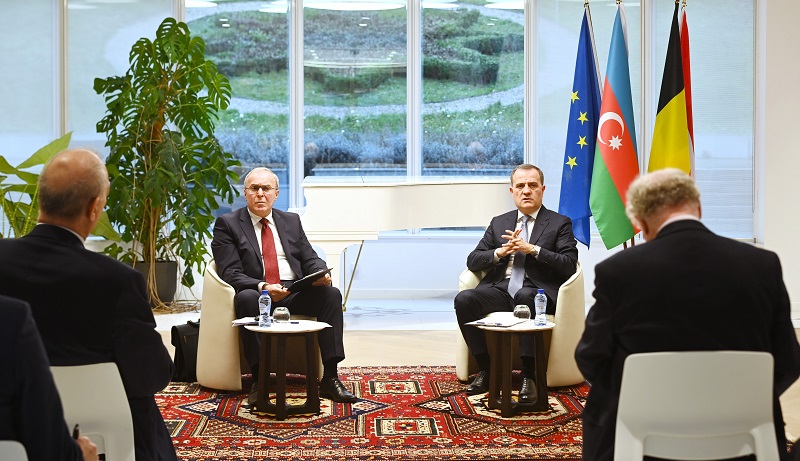 Azerbaijan’s foreign minister meets with reps of media, leading think tanks in Brussels
