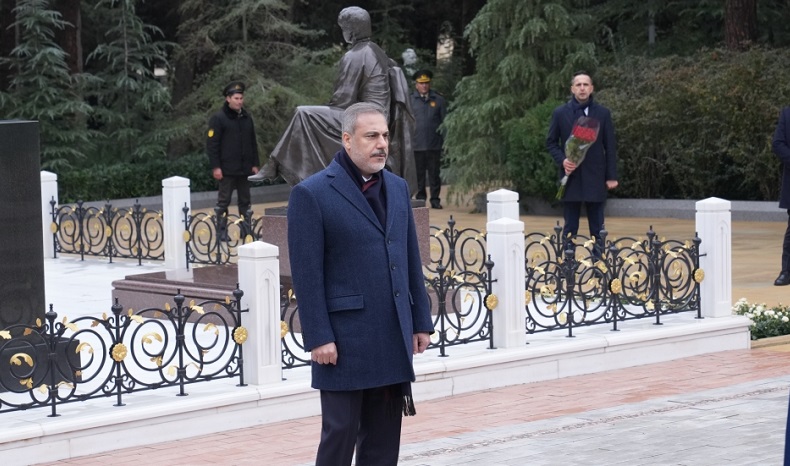 Turkish FM pays tribute to Great Leader Heydar Aliyev and Azerbaijani martyrs