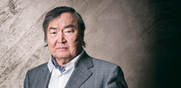 People's writer of Kazakhstan congratulates Azerbaijani counterpart