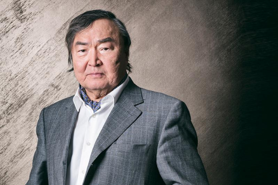 People's writer of Kazakhstan congratulates Azerbaijani counterpart