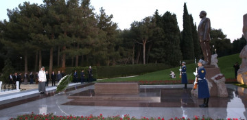 President of United Arab Emirates visits tomb of Great Leader Heydar Aliyev