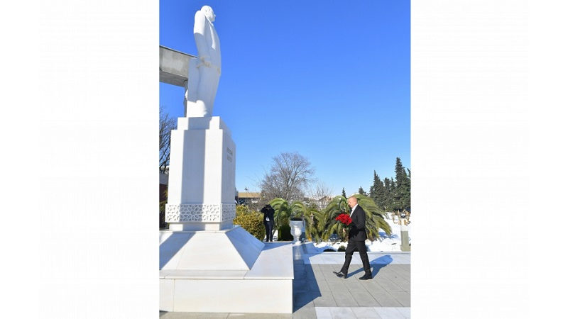 President Ilham Aliyev visits statue of National Leader Heydar Aliyev in Lankaran city