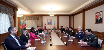 Azerbaijani defense minister meets with Slovak counterpart in Baku