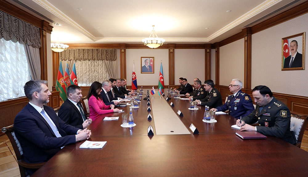 Azerbaijani defense minister meets with Slovak counterpart in Baku