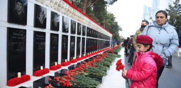 Azerbaijani people pay tribute to 20 January martyrs (PHOTOS)