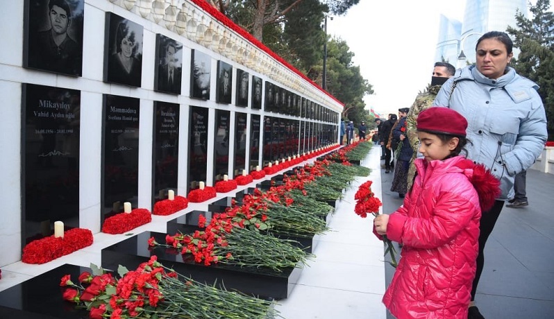 Azerbaijani people pay tribute to 20 January martyrs (PHOTOS)