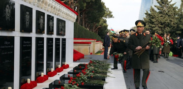 Azerbaijani Defense Ministry’s leadership visits Alley of Martyrs
