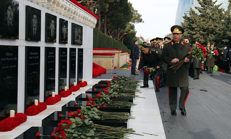 Azerbaijani Defense Ministry’s leadership visits Alley of Martyrs