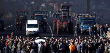 French farmers block highways to step up pressure on government