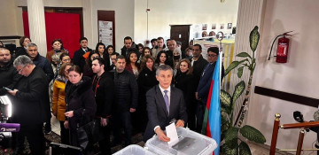 Presidential candidate Zahid Oruj casts vote in snap election