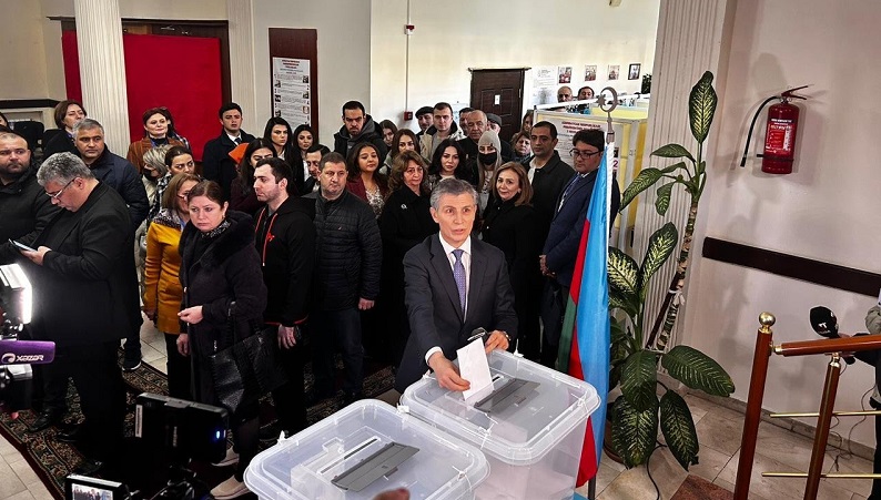 Presidential candidate Zahid Oruj casts vote in snap election