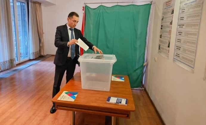 Azerbaijan citizens in Romania exercise their voting rights