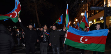 Thousands celebrate President Ilham Aliyev’s thumping victory in presidential election at Baku Boulevard (PHOTO)