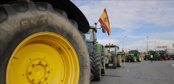 Hundreds of tractors tangle up Madrid in huge farmer protests
