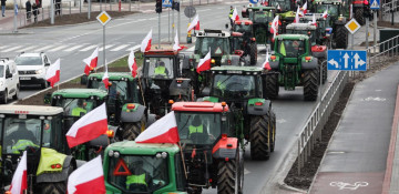 Polish farmers block major highway in protest against EU regulations
