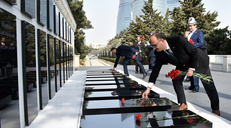 TURKPA meeting participants visit Alley of Martyrs in Baku