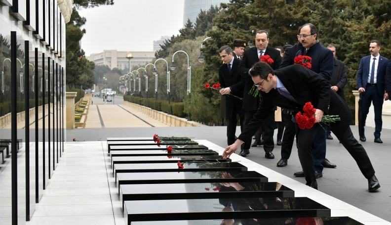 Türkiye’s deputy foreign minister visits Alley of Martyrs and Turkish Martyrdom monument in Baku