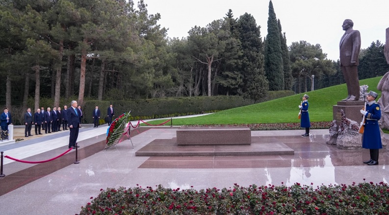 Kazakh president visits grave of Azerbaijan’s Great Leader Heydar Aliyev