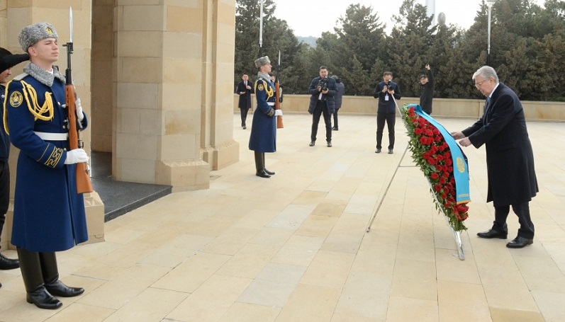 Kazakh President Tokayev pays tribute to Azerbaijani martyrs