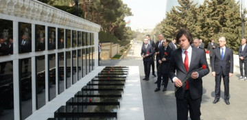 Georgian PM visits Alley of Martyrs in Baku