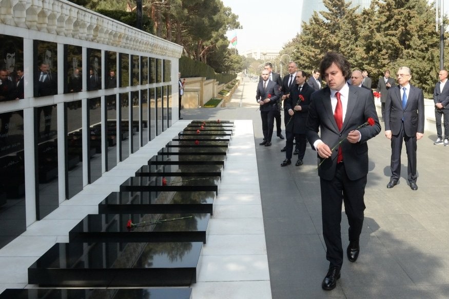 Georgian PM visits Alley of Martyrs in Baku