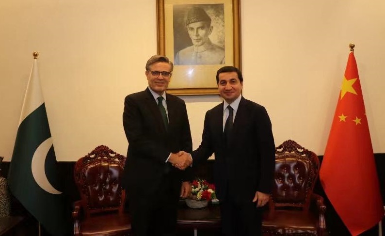 Azerbaijani presidential aide meets with Pakistani ambassador to China