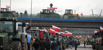 Polish farmers block two border crossings with Germany