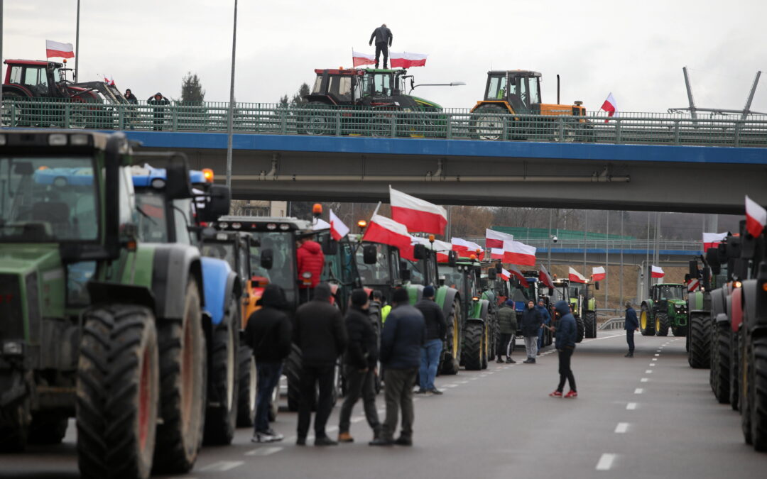 Polish farmers block two border crossings with Germany