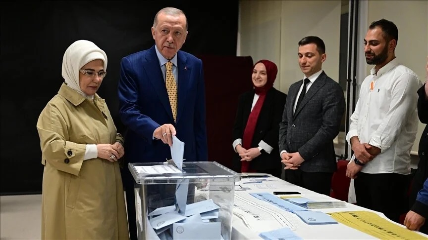 President Erdogan casts ballot in Türkiye's local elections