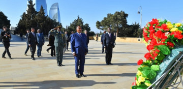 Congolese president visits Alley of Martyrs in Baku