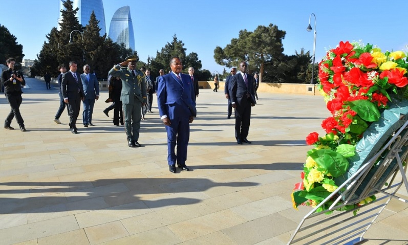Congolese president visits Alley of Martyrs in Baku