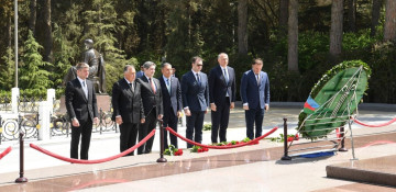 Georgian MPs pay tribute to tomb of Great Leader Heydar Aliyev, Alley of Martyrs