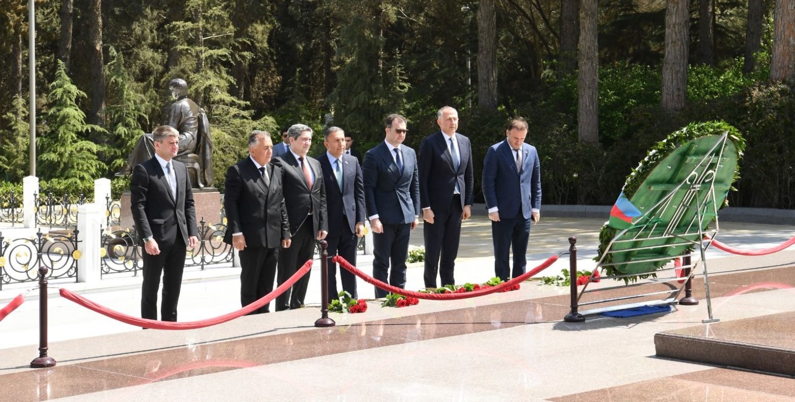 Georgian MPs pay tribute to tomb of Great Leader Heydar Aliyev, Alley of Martyrs