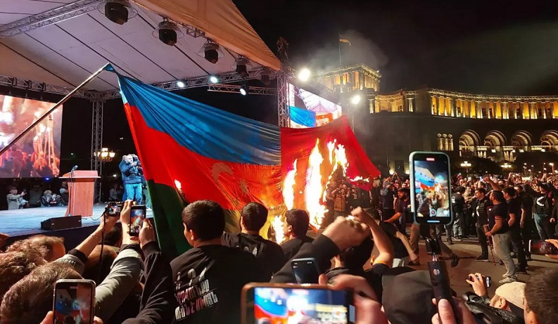 Armenian nationalists burn Azerbaijani, Turkish flags - VIDEO