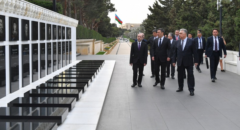 Kyrgyz President Sadyr Zhaparov pays tribute to Azerbaijani martyrs