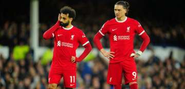 Liverpool lose at Everton in derby, hurting their English Premier League title hopes