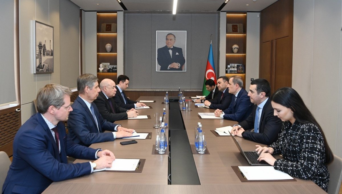 Azerbaijani FM holds debates with Special Envoy of Russian President