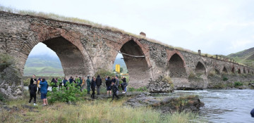 Norwegian travelers visit Khudafarin Bridge in Azerbaijan’s liberated Jabrayil